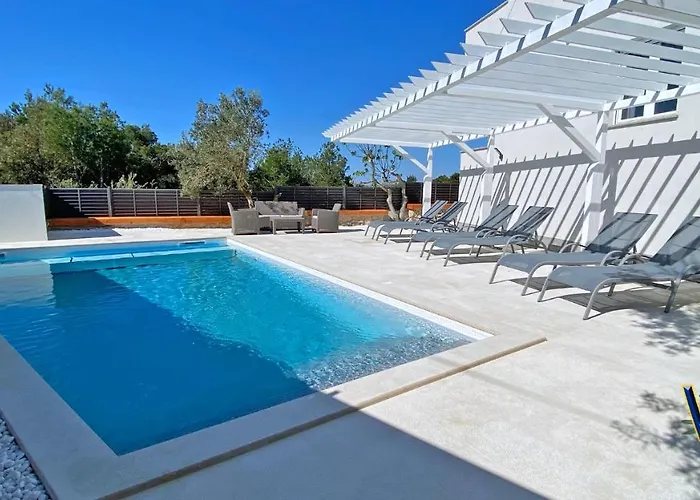 - - Jardin Privatif Et Piscine