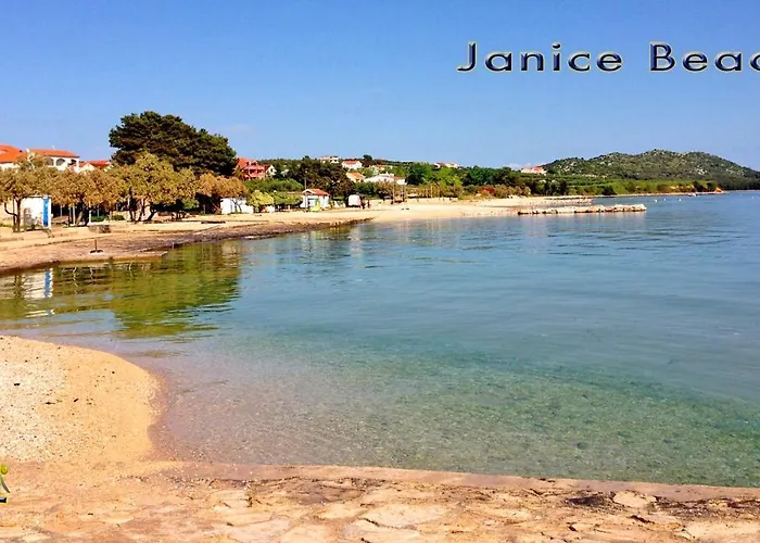 - - Jardin Privatif Et Piscine בקתה
