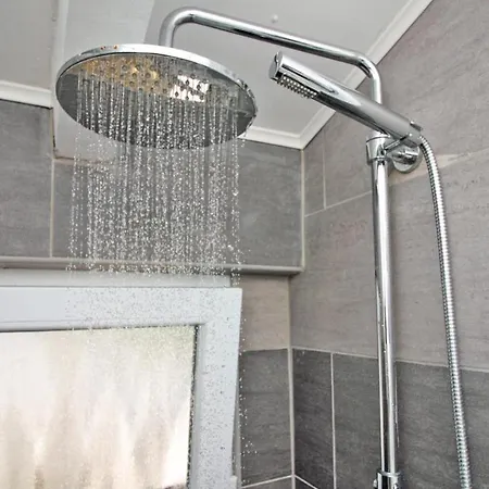 - - Jardin Privatif Et Piscine Chalet Pakostane