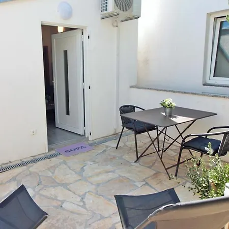 - - Jardin Privatif Et Piscine * Pakostane