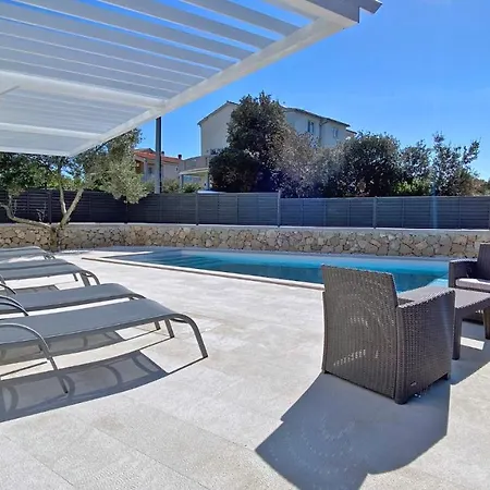 - - Jardin Privatif Et Piscine Alpesi faház *