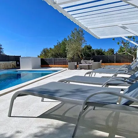 - - Jardin Privatif Et Piscine Pakostane