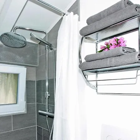 - - Jardin Privatif Et Piscine *
