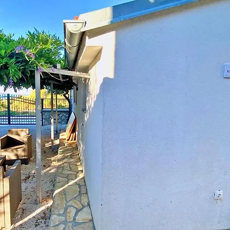 - - Jardin Privatif Et Piscine *