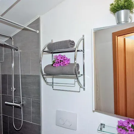 - - Jardin Privatif Et Piscine Alpesi faház Pakoštane