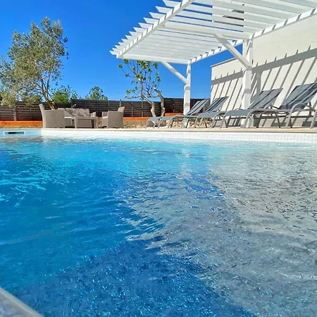 - - Jardin Privatif Et Piscine Chalet Pakostane