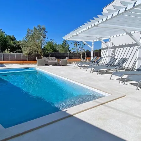- - Jardin Privatif Et Piscine