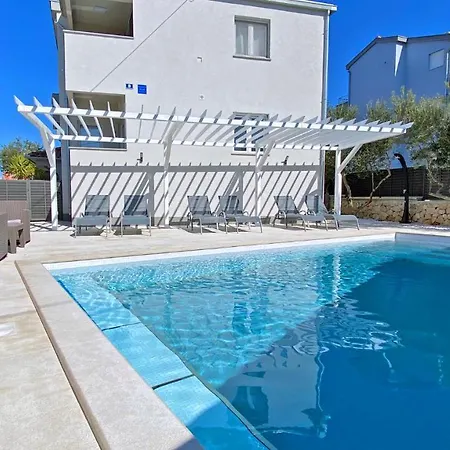 - - Jardin Privatif Et Piscine Pakoštane