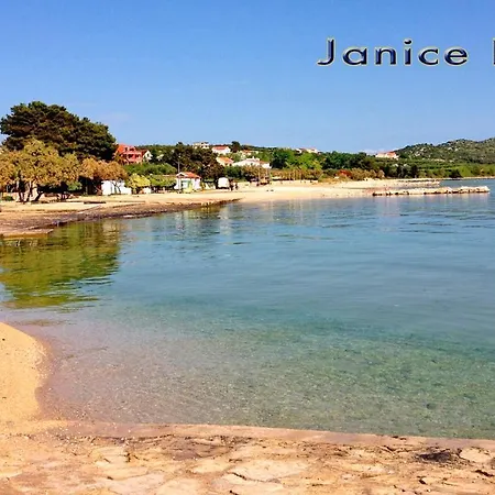 - - Jardin Privatif Et Piscine Chalet