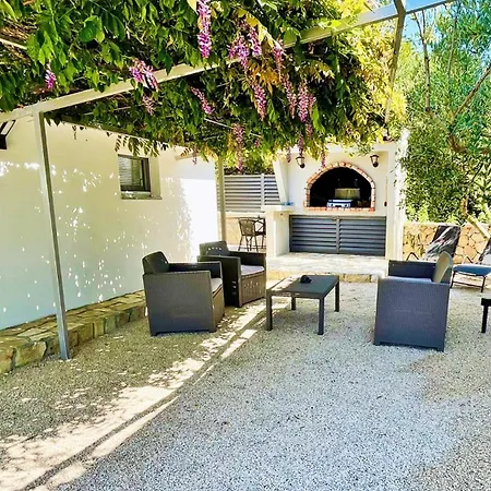- - Jardin Privatif Et Piscine Chalet Pakostane