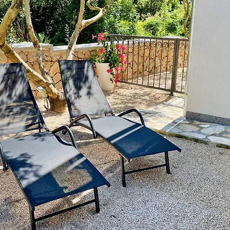 - - Jardin Privatif Et Piscine * Pakostane