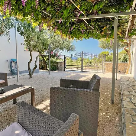 - - Jardin Privatif Et Piscine * Pakostane
