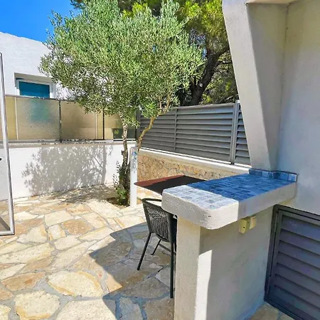 - - Jardin Privatif Et Piscine
