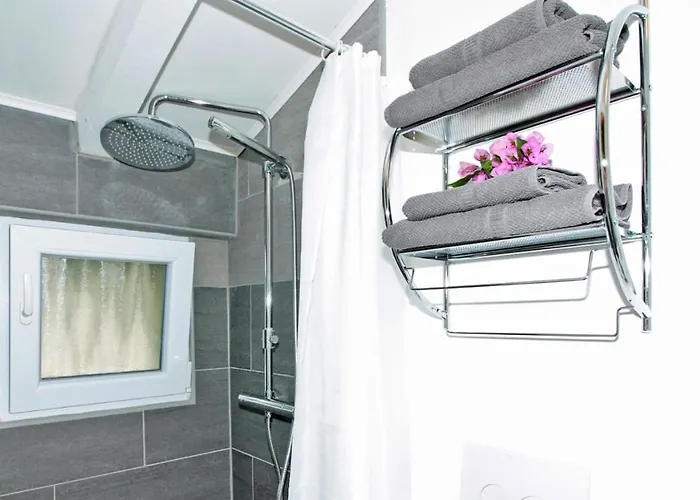 - - Jardin Privatif Et Piscine *