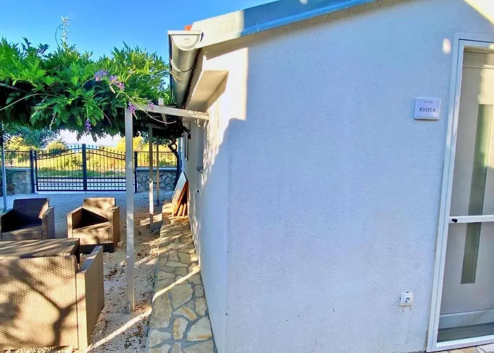 - - Jardin Privatif Et Piscine *
