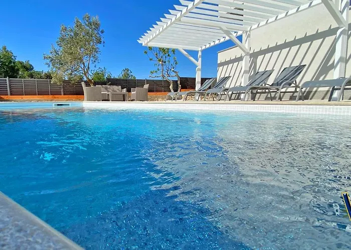 - - Jardin Privatif Et Piscine Dağ evi Pakoštane