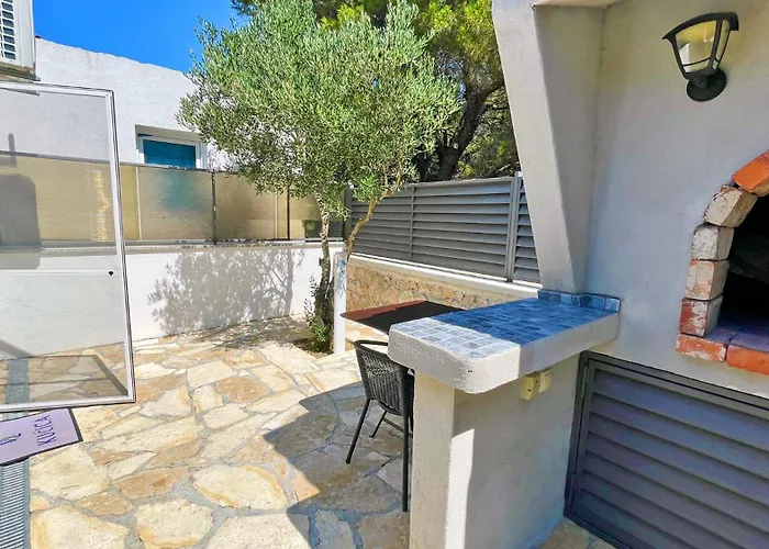 - - Jardin Privatif Et Piscine