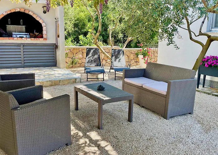 - - Jardin Privatif Et Piscine *